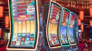 Meja Sic Bo live dealer dengan tiga dadu dan layar hasil di studio arena333